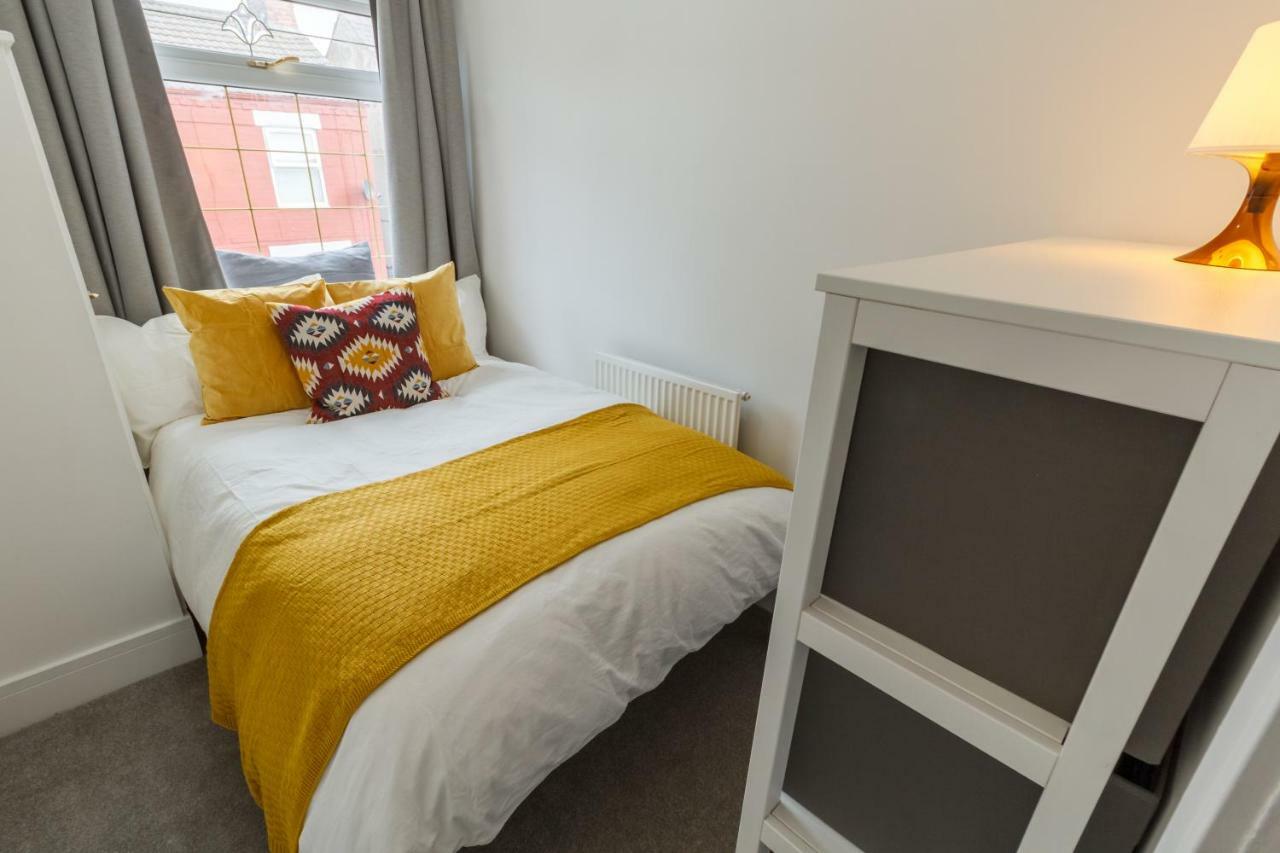Sapphire Home Stay Liverpool Bagian luar foto